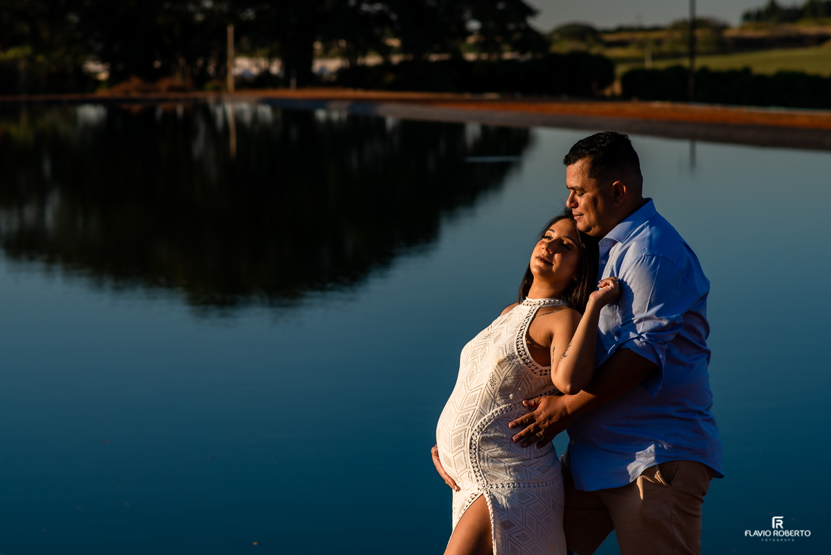 Casal Gestante abraçado durante Ensaio de Gestante em Holambra cidade das flores