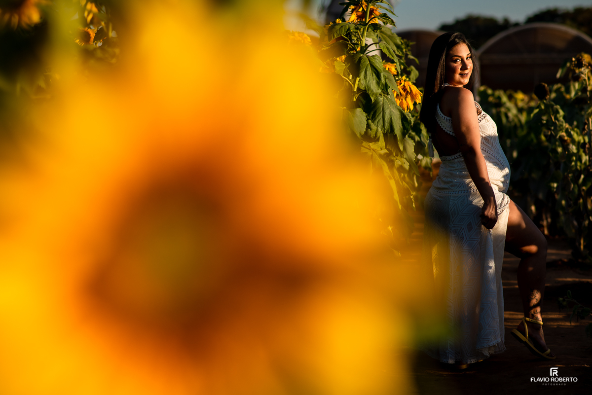 Gestante entre girassóis durante Ensaio de Gestante em Holambra