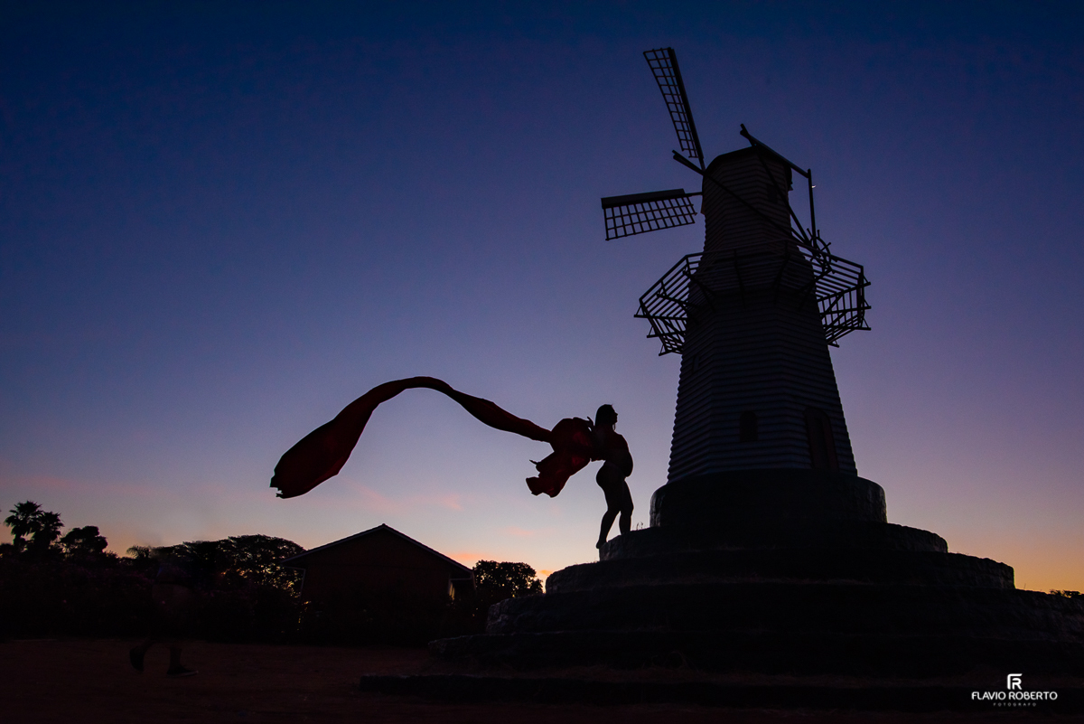 Silhueta de uma gestante do lado do moinho durante Ensaio de Gestante em Holambra
