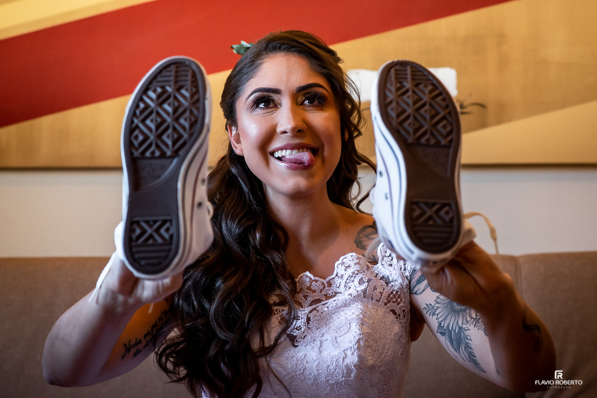Noiva mostrando seu tênis AllStar Converse para ir para o Casamento em Taubaté