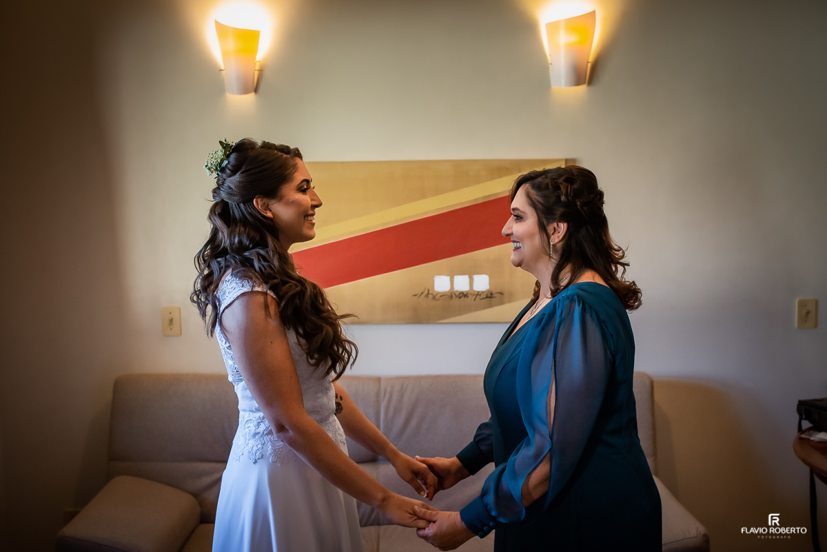 Noiva sendo abençoada por sua mãe para ir para o Casamento em Taubaté.