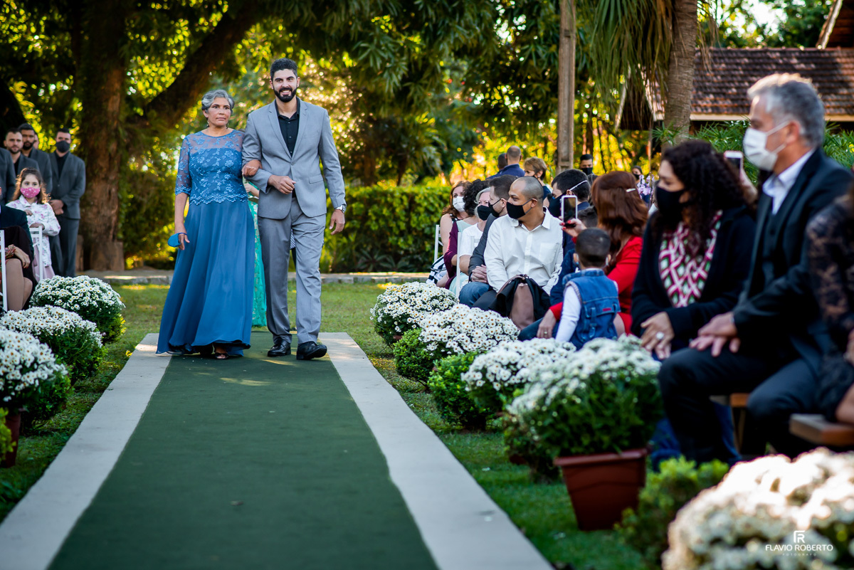 Noivo entrando com sua mãe durante Casamento realizado no Sítio dos Ipês em Taubaté