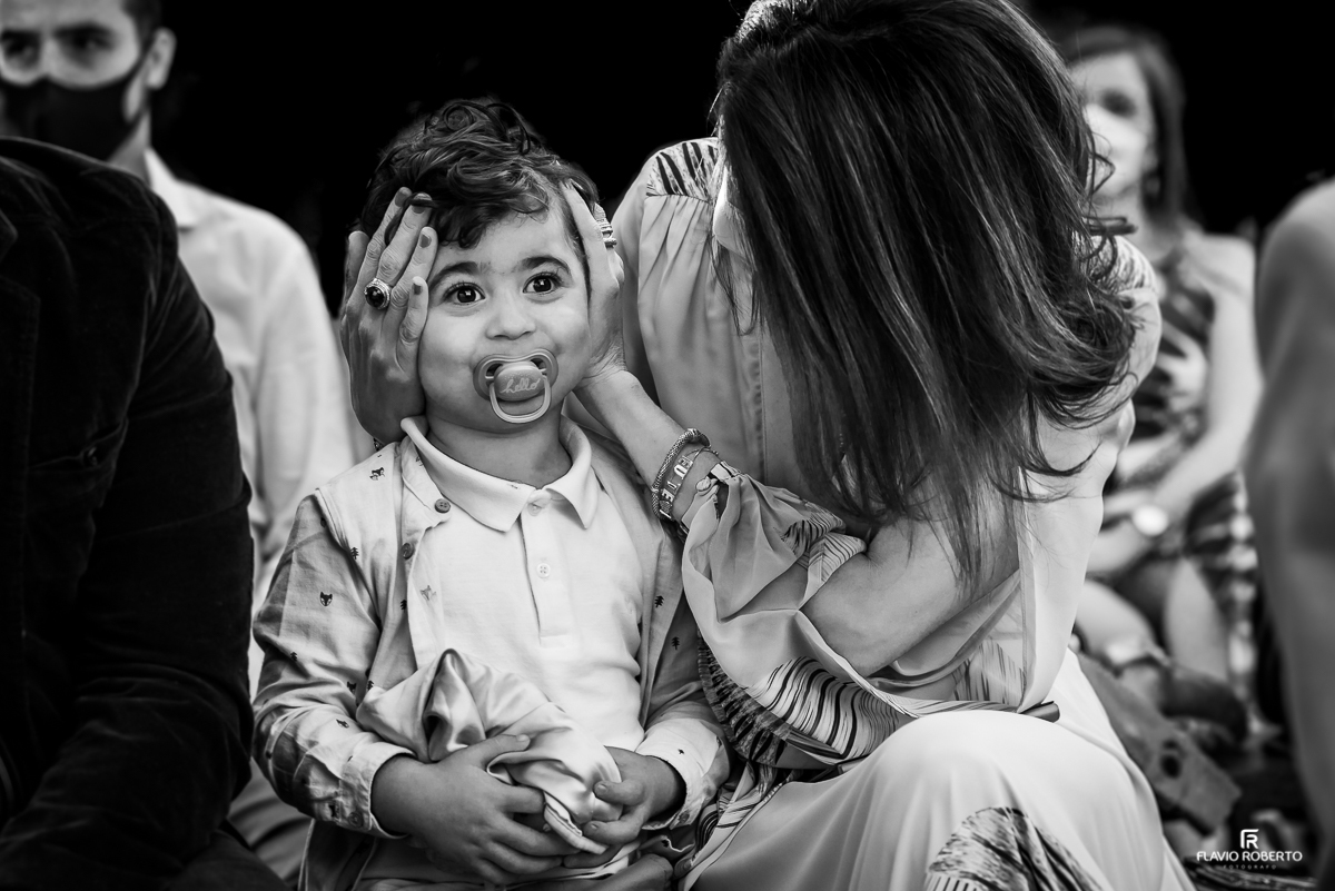 criança de chupeta assistindo Casamento no Sítio dos Ipês em Taubaté