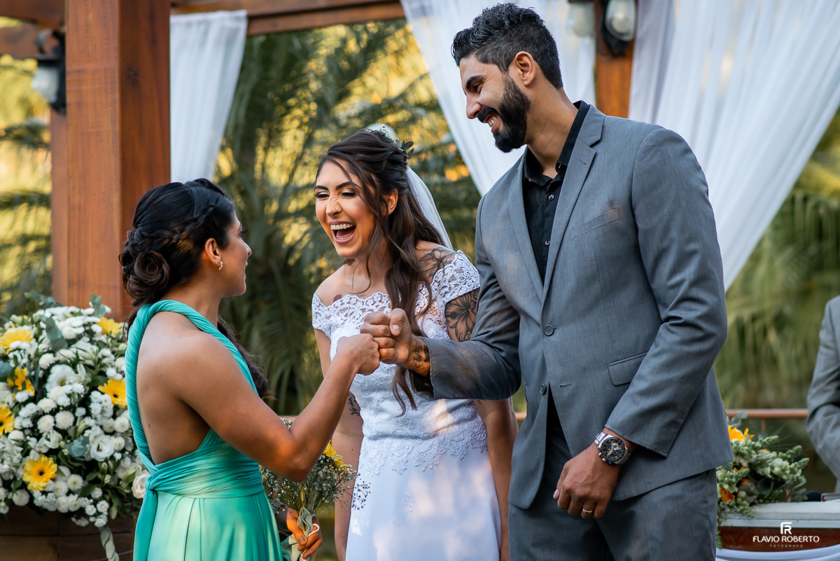 Noivos cumprimentando sua madrinha durante Casamento no Sítio dos Ipês em Taubaté