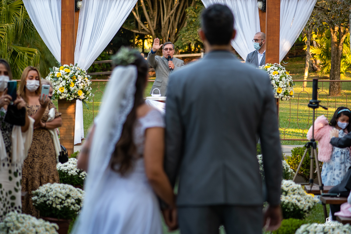 Noivos recebendo benção final durante Casamento no Sítio dos Ipês em Taubaté