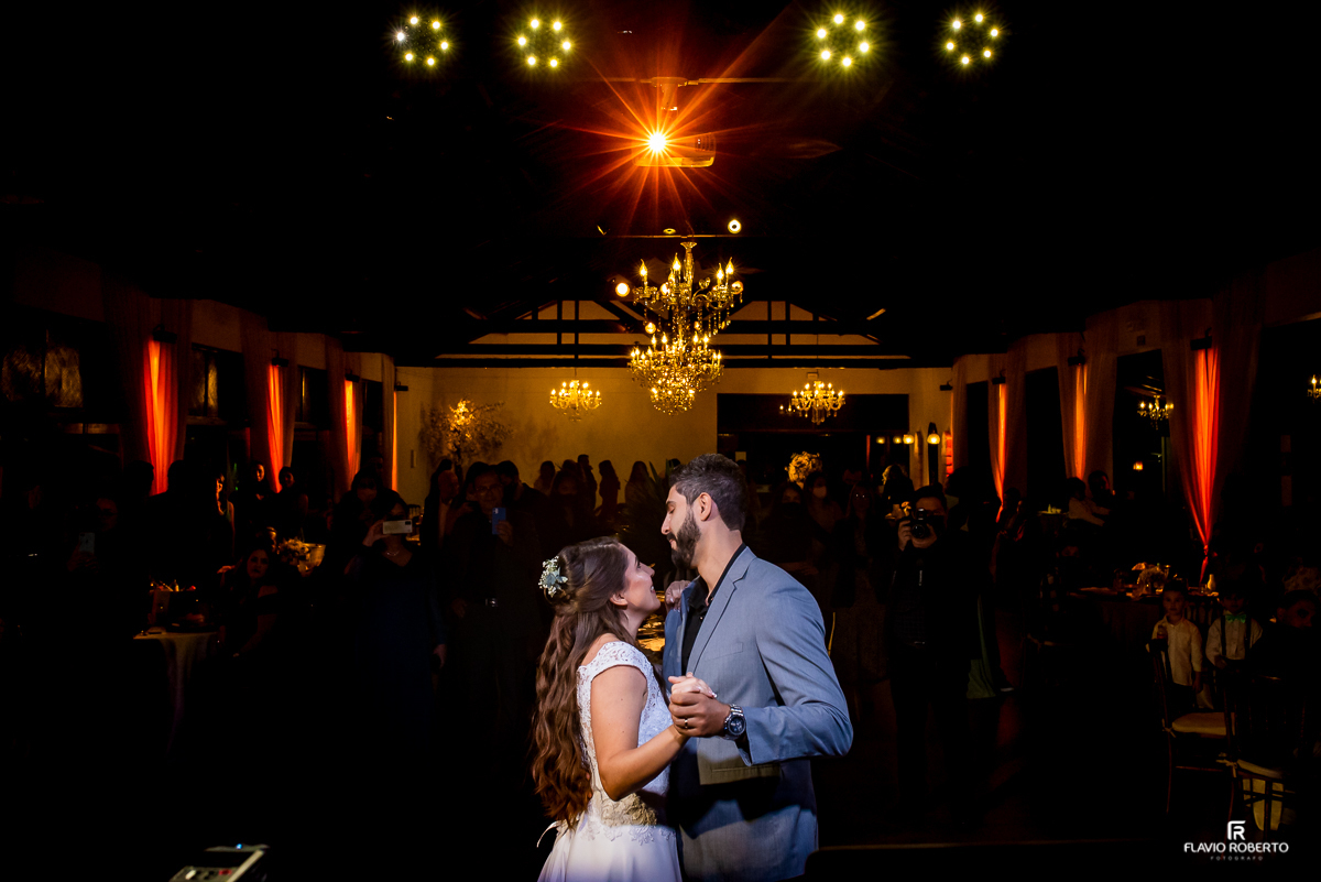 primeira dança dos noivos durante casamento no Sítio dos Ipês em Taubaté