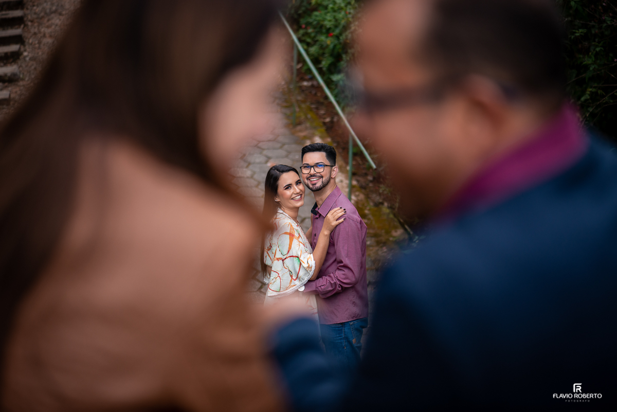 Noivos abraçados na linha do trem Estação Ferroviária Eugénio Lefreve durante Ensaio Pre Wedding em Santo Antonio do Pinhal.