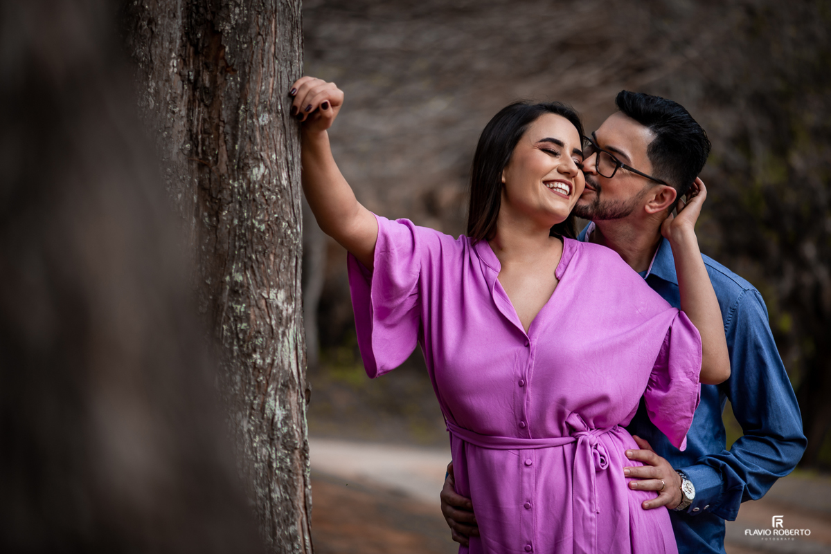 Noivos abraçados durante Ensaio Pre Wedding no Restaurante Arco Iris em Santo Antonio do Pinhal
