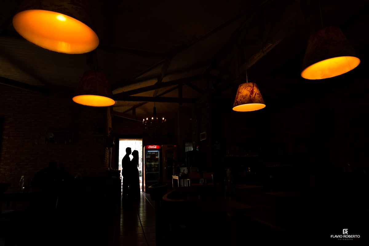 silhueta do casal abraçados dentro do Restaurante Arco Iris em Santo Antonio do Pinhal