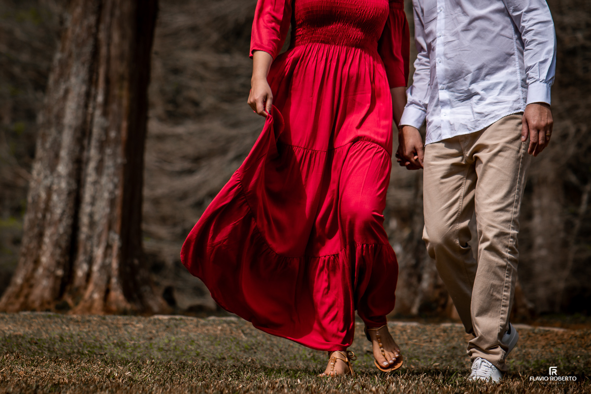 Casal caminhando durante Ensaio Pre Wedding no Restaurante Arco Iris em Santo Antonio do Pinhal