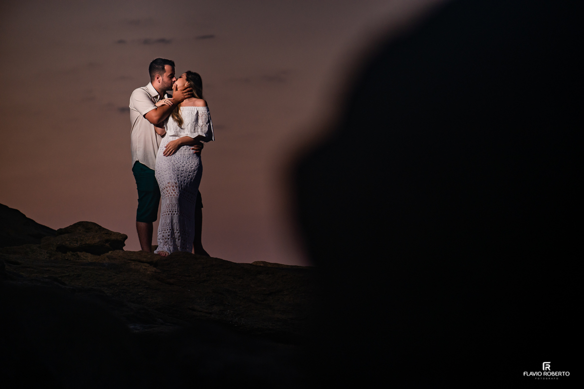 casal abraçado no nascer do sol durante ensaio pre wedding em Trindade, Paraty/RJ