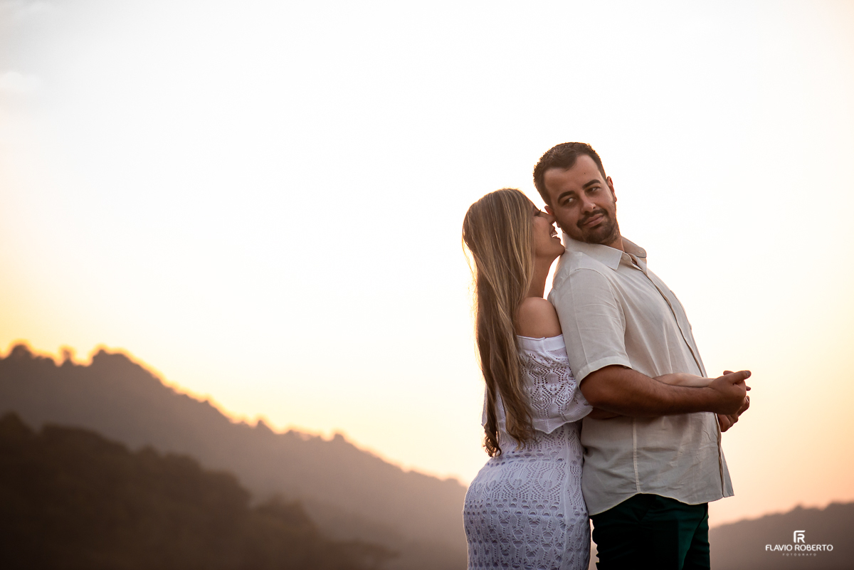 casal abraçado nas pedras na praia do cepilho durante ensaio pre wedding em Trindade, Paraty/RJ