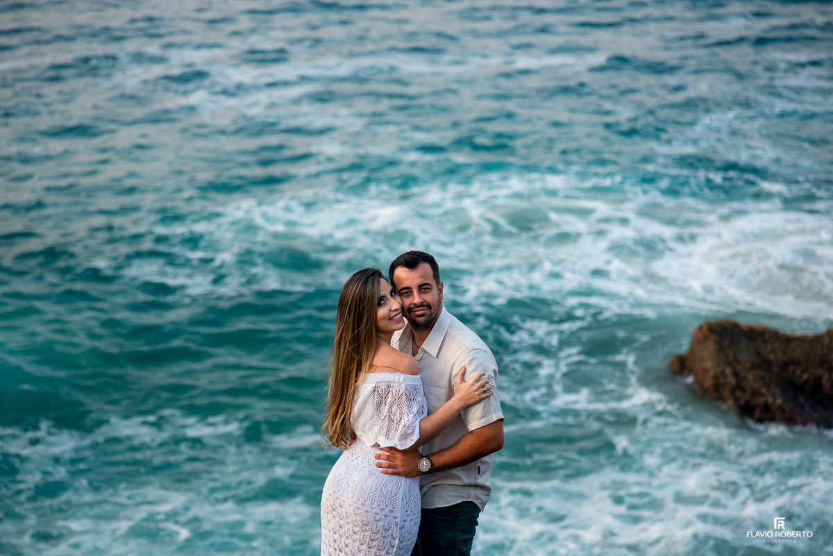 noivos abraçados durante ensaio pre wedding em Trindade, Paraty/RJ