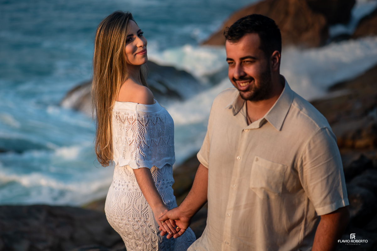 noivos de mãos dadas durante ensaio pre wedding em Trindade, Paraty/RJ