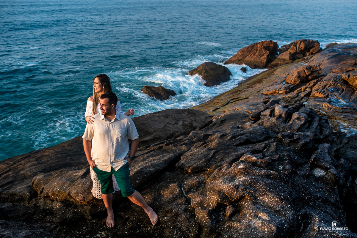 noivos abraçados nas pedras olhando o mar, durante ensaio pre wedding em Trindade, Paraty/RJ