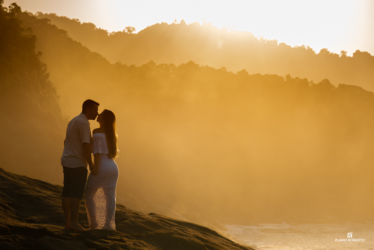 noivos se beijando durante nascer do sol durante ensaio pre wedding em Trindade, Paraty/RJ