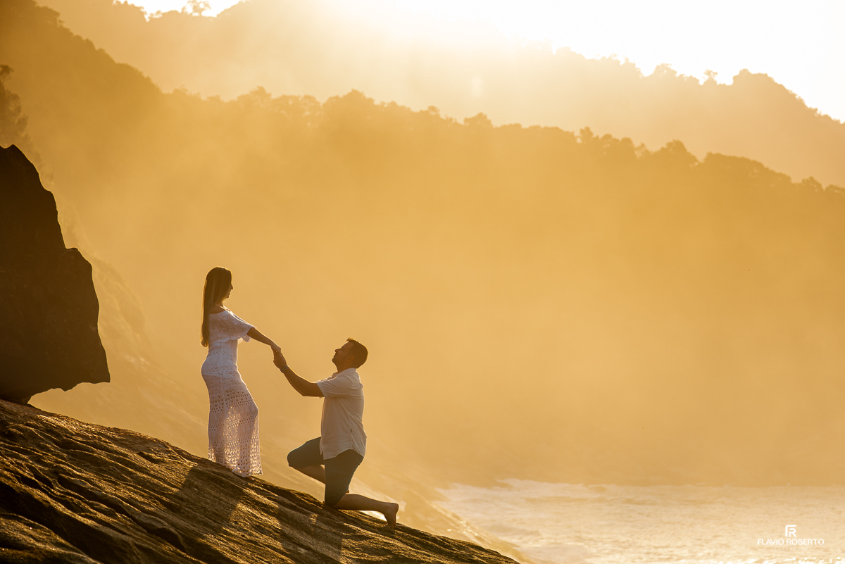 noivo pedindo a mão de sua noiva durante nascer do sol durante ensaio pre wedding em Trindade, Paraty/RJ
