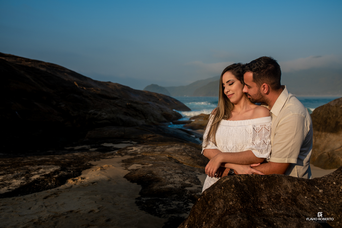 casal abraçado na praia durante ensaio pre wedding em Trindade, Paraty/RJ
