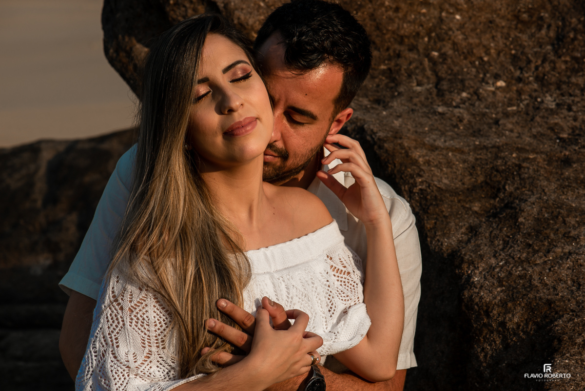 casal abraçado na praia durante ensaio pre wedding em Trindade, Paraty/RJ