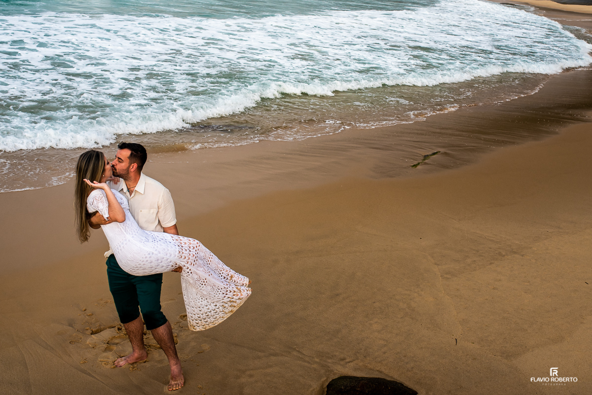 noivo levando sua noiva no colo na beira da praia durante ensaio pre wedding em Trindade, Paraty/RJ