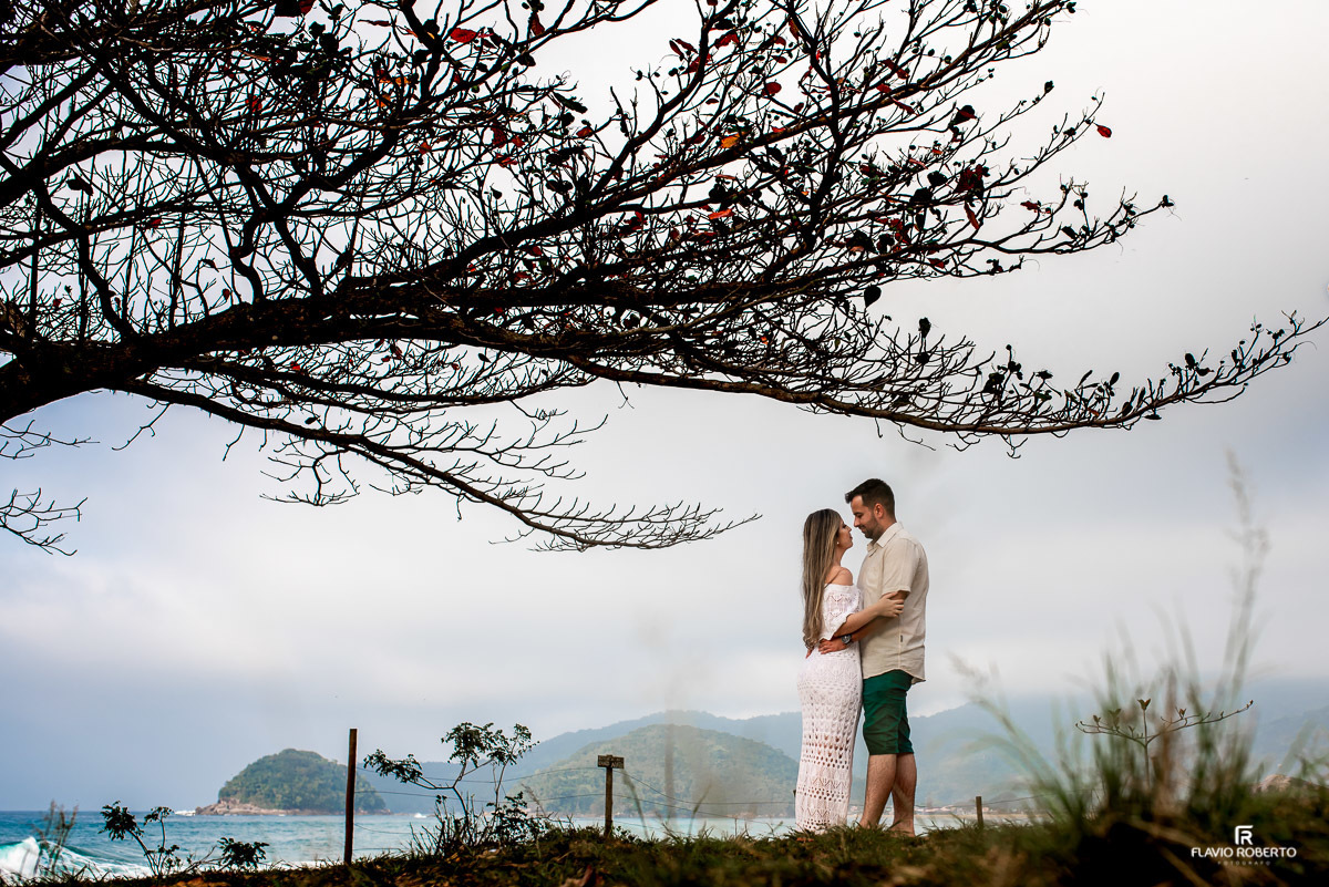noivo abraçado com sua noiva durante ensaio pre wedding em Trindade, Paraty/RJ