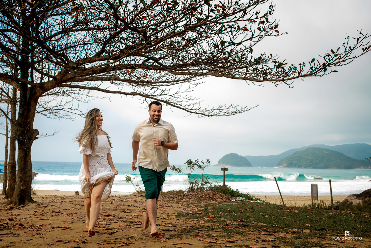 casal correndo na  praia durante ensaio pre wedding em Trindade, Paraty/RJ