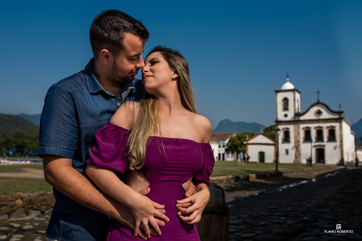 Noivos abraçados na frente da Igreja do centro histórico de Paraty, durante Ensaio Pre Wedding