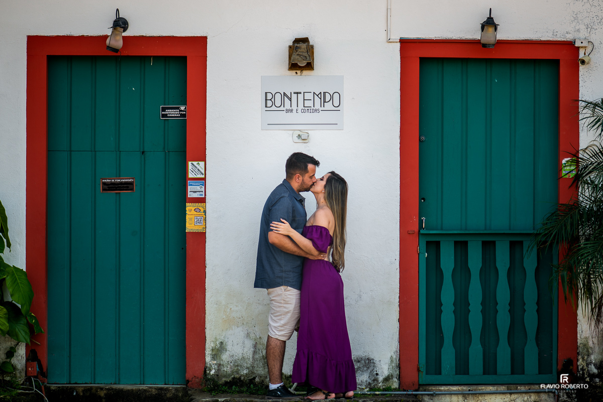 casal se beijando na frente de casinhas antigas, durante Ensaio Pre Wedding no centro historico de Paraty-RJ