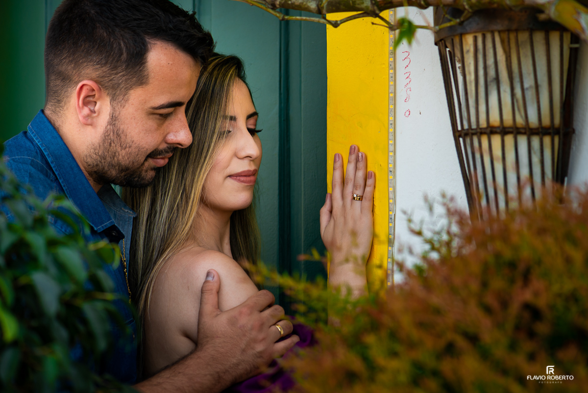 noivo abraçando sua noiva durante Ensaio Pre Wedding no centro historico de Paraty-RJ