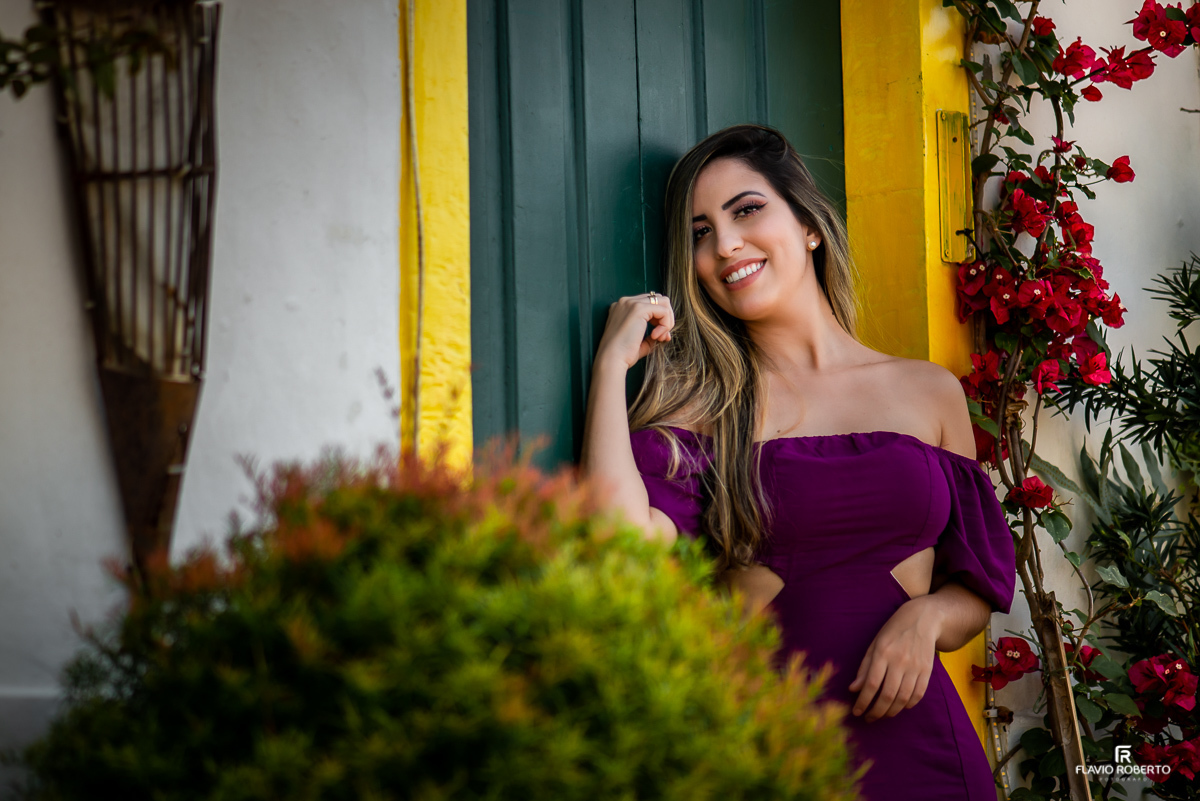 Noiva encostada em uma portinha colorida durante Ensaio Pre Wedding no centro historico de Paraty-RJ
