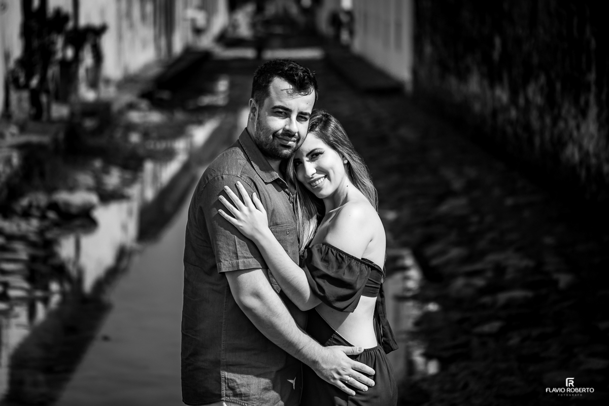 casal abraçado durante Ensaio Pre Wedding no centro historico de Paraty-RJ