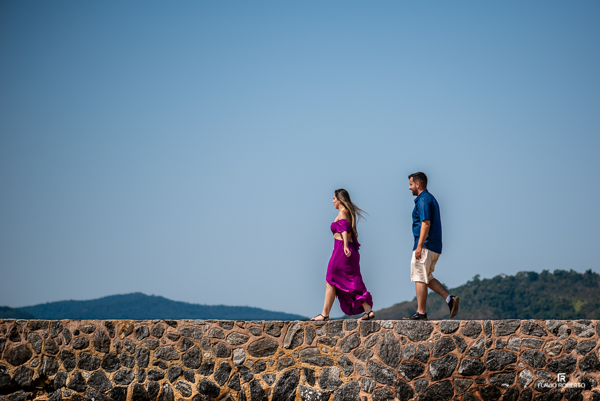casal caminhando no pier de pedras durante Ensaio Pre Wedding no centro historico de Paraty-RJ