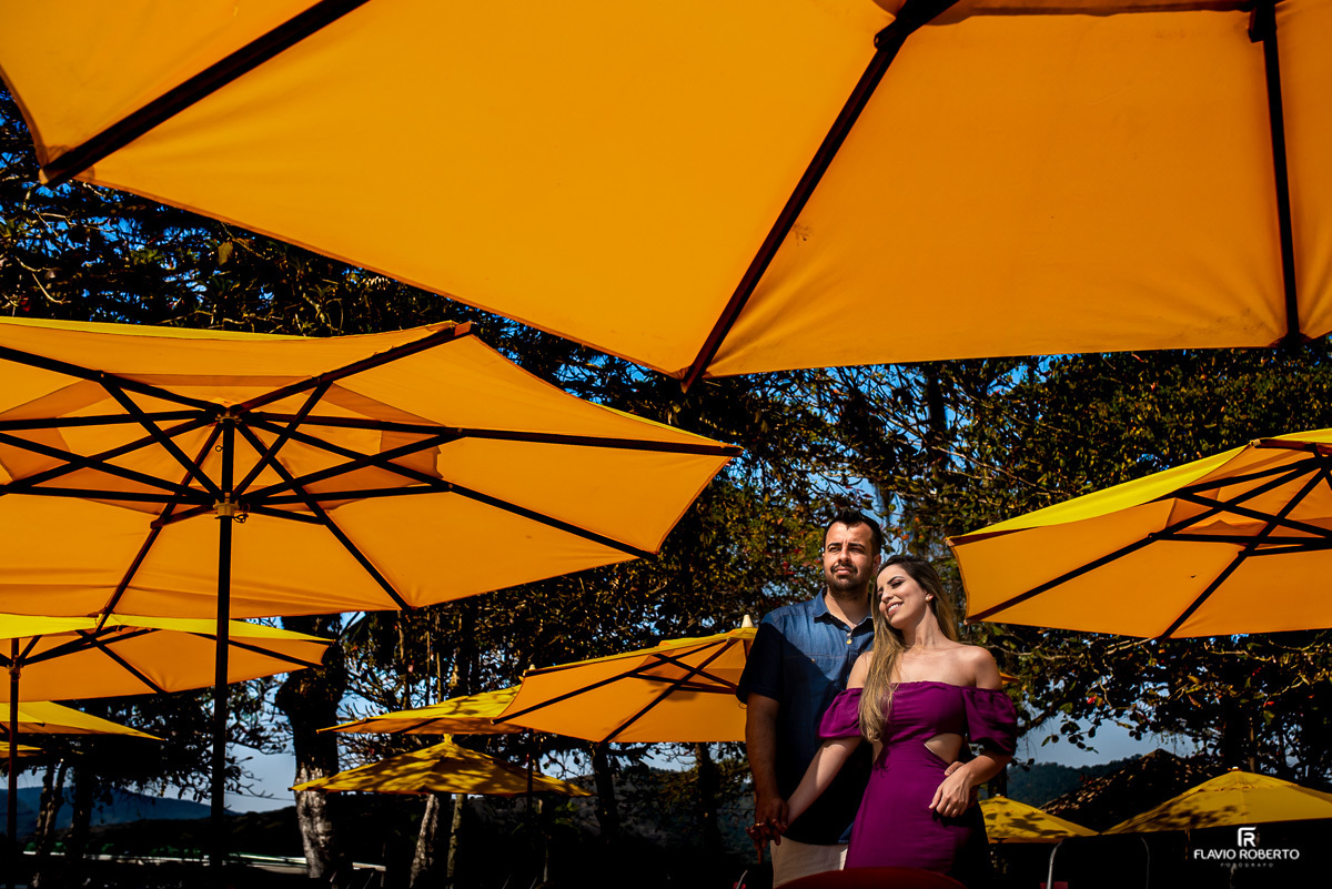 casal abraçado entre os para-sol na praia,  Ensaio Pre Wedding no centro historico de Paraty-RJ