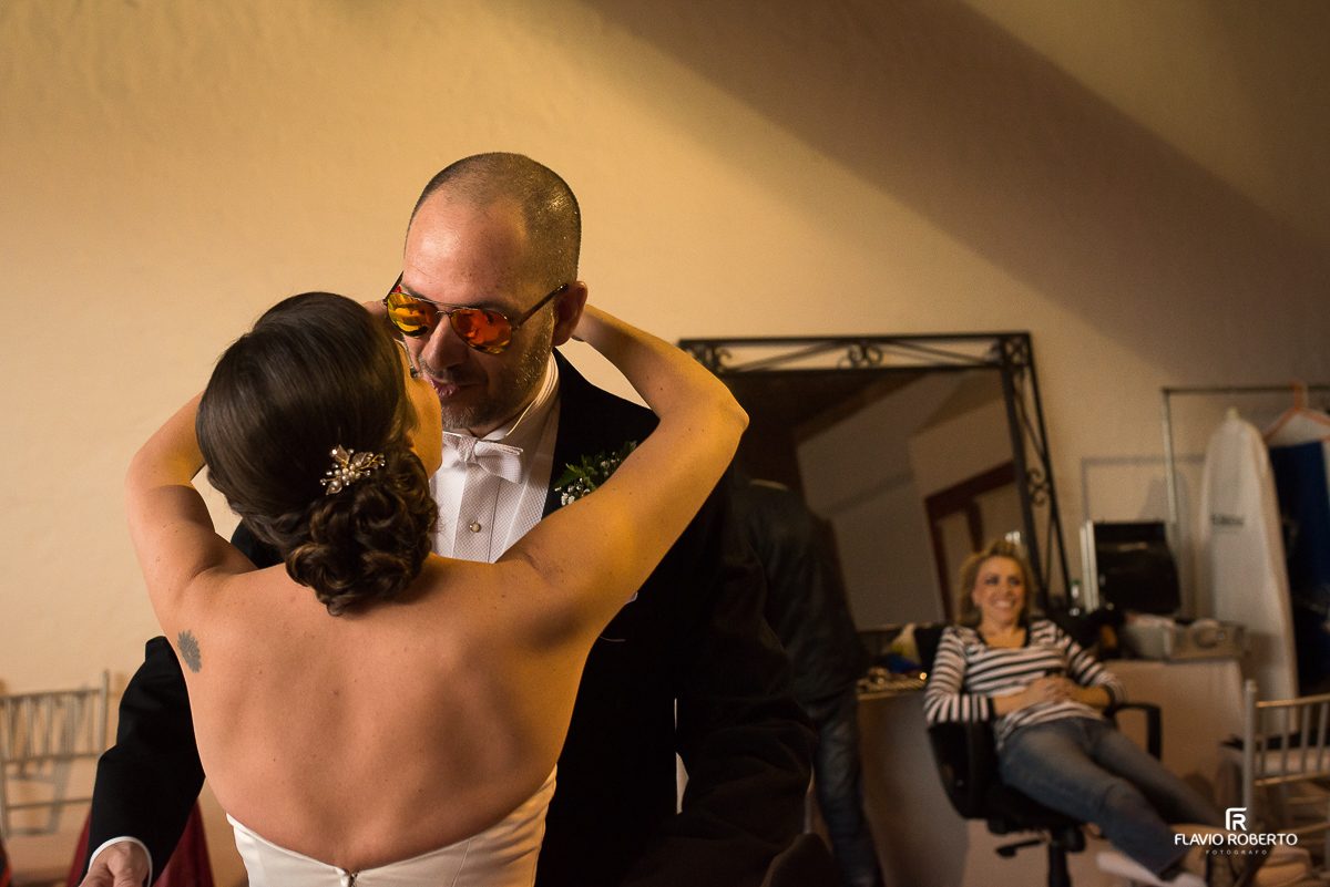 um beijo surpresa antes do casamento