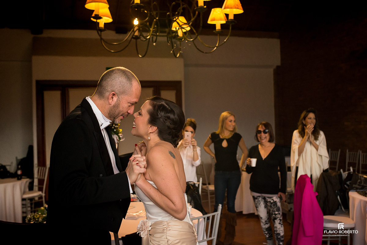 noivos se abraçando antes do casamento