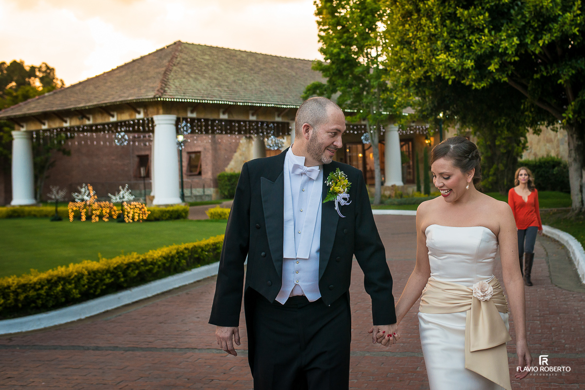 noivos caminhando juntos durante o casamento