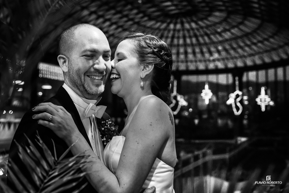 casal de noivos felizes na festa