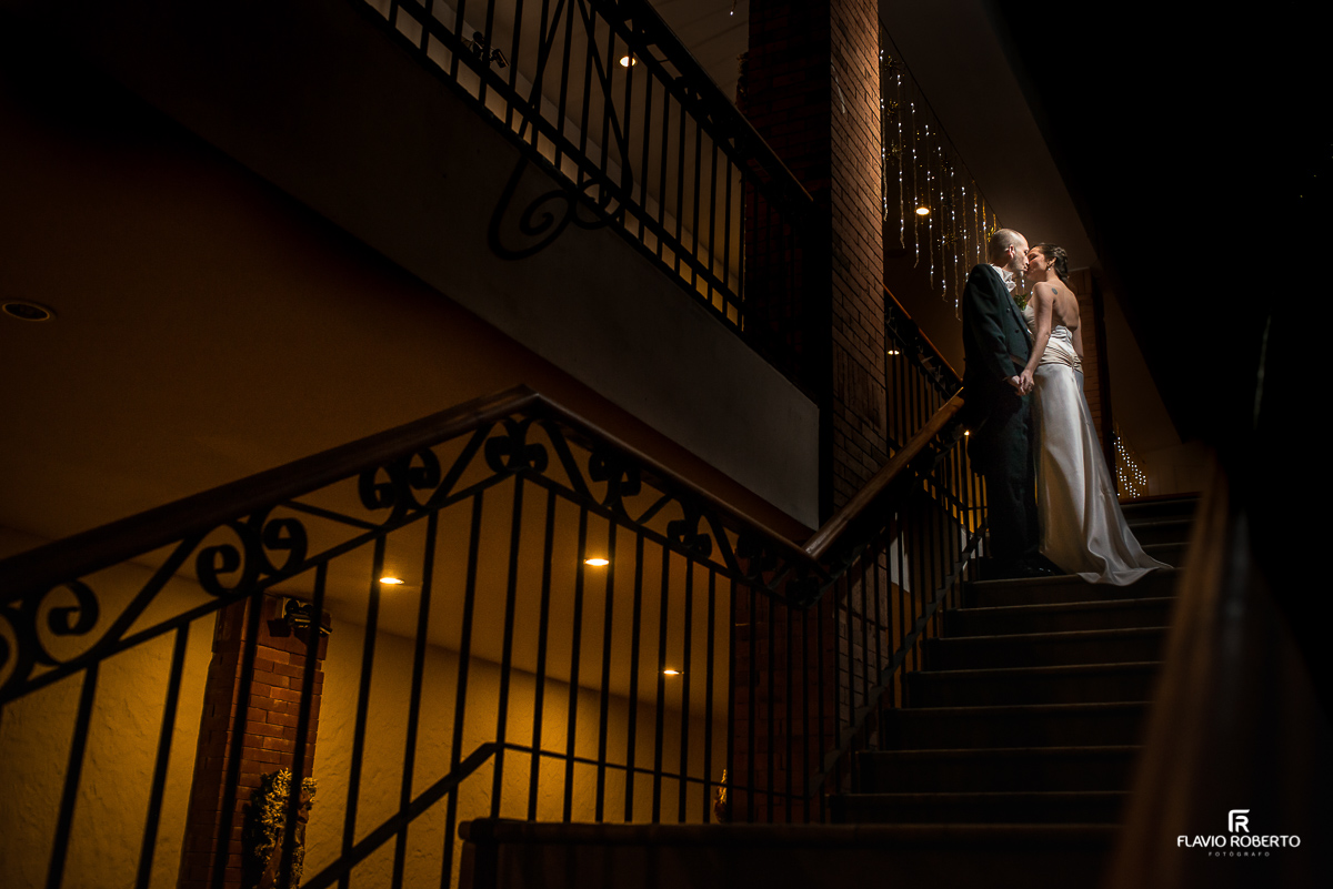noivos romanticos na escada