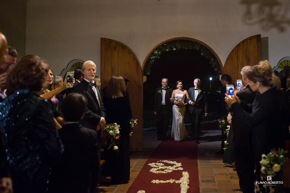 noiva entrando na igreja para se casar