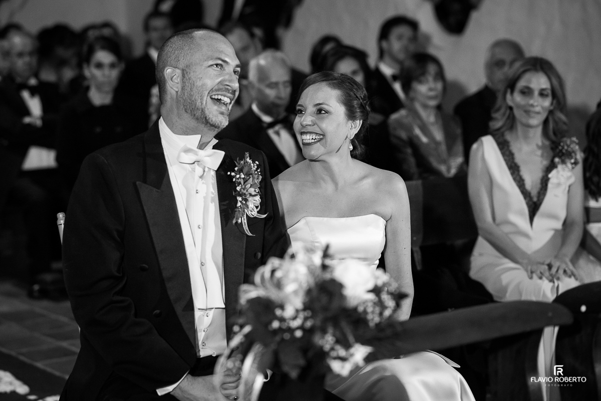 noivos se olhando e rindo na cerimonia