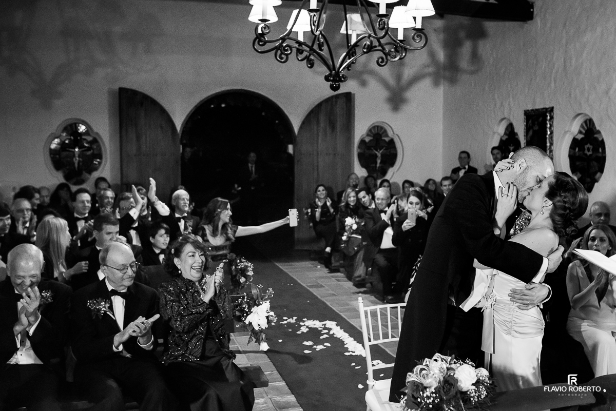 o primeiro beijo com muitos aplausos