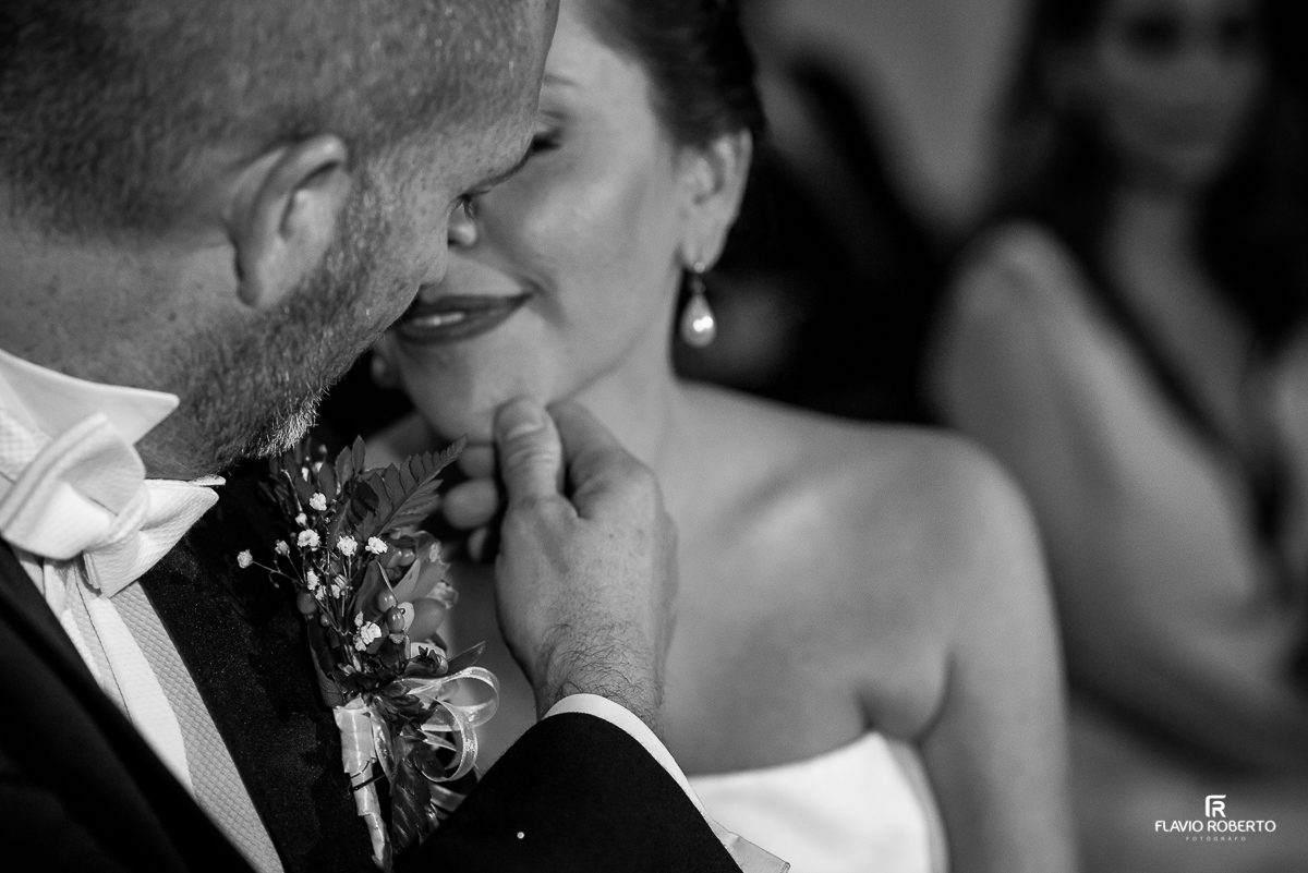 um carinho do noivo na cara da noiva