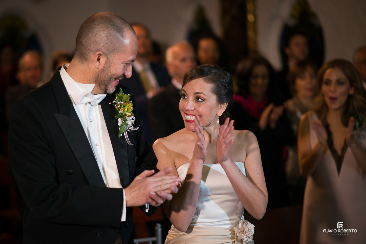 casal feliz depois do primeiro beijo
