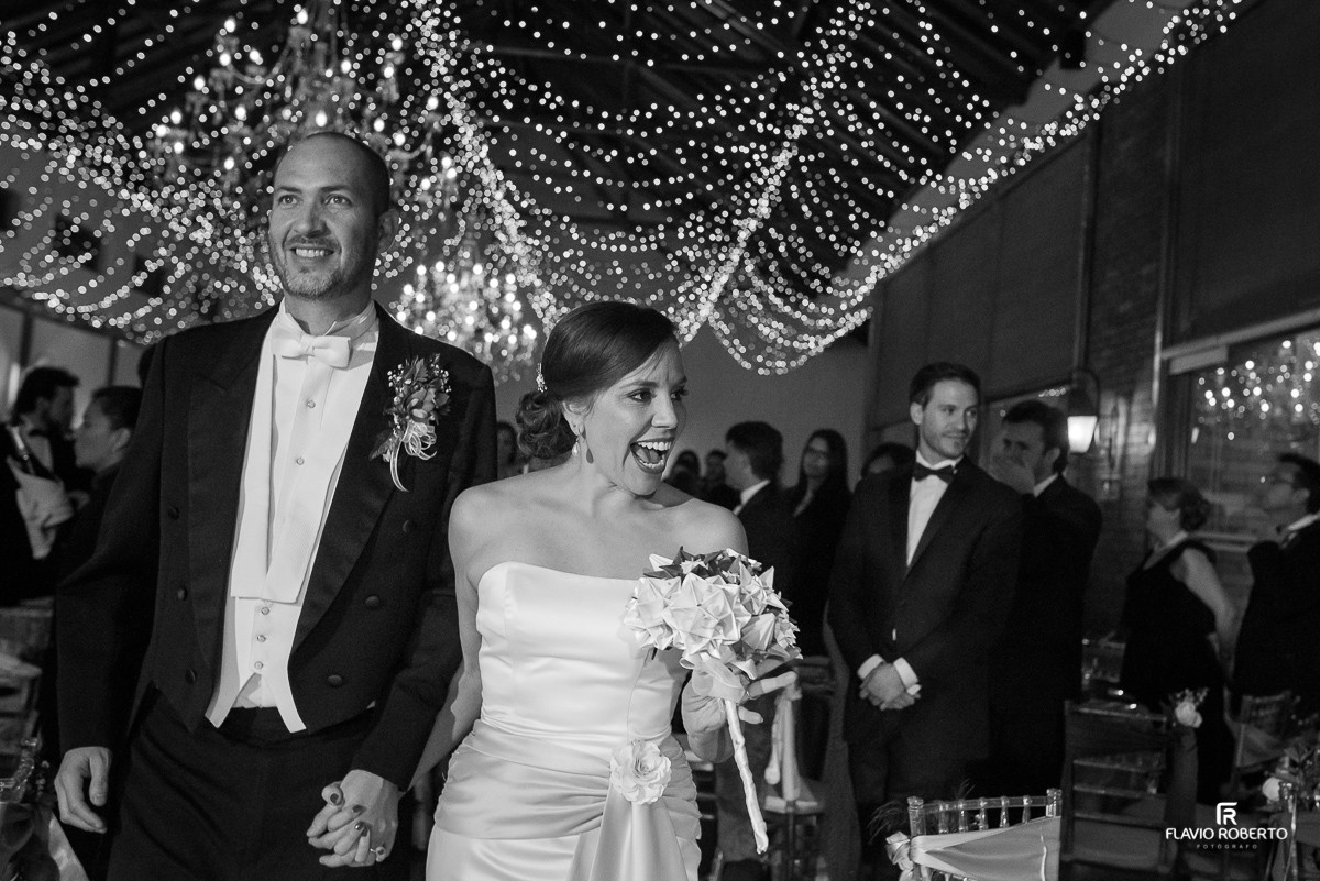 noivos entrando vibrando no salao