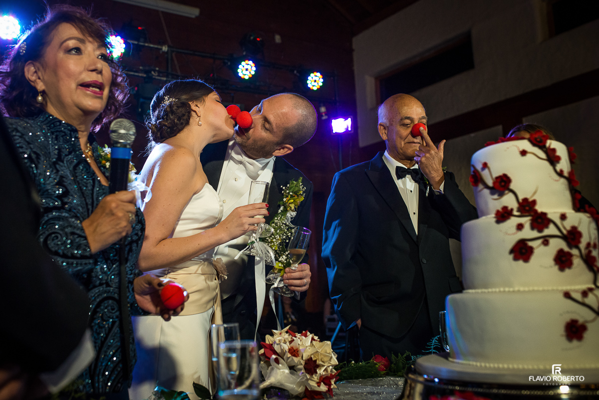 um beijo de palhaço durante o brindis
