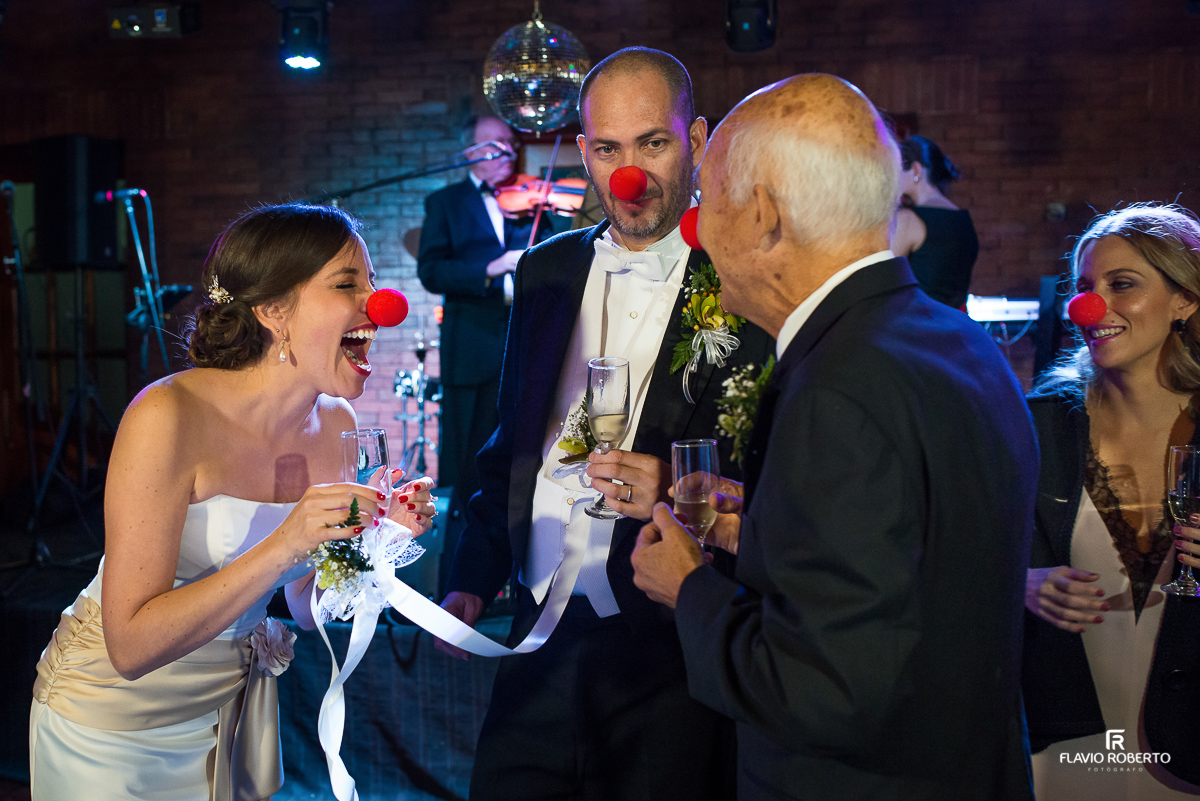 muita risada dos noivos durante o brindis do casamento