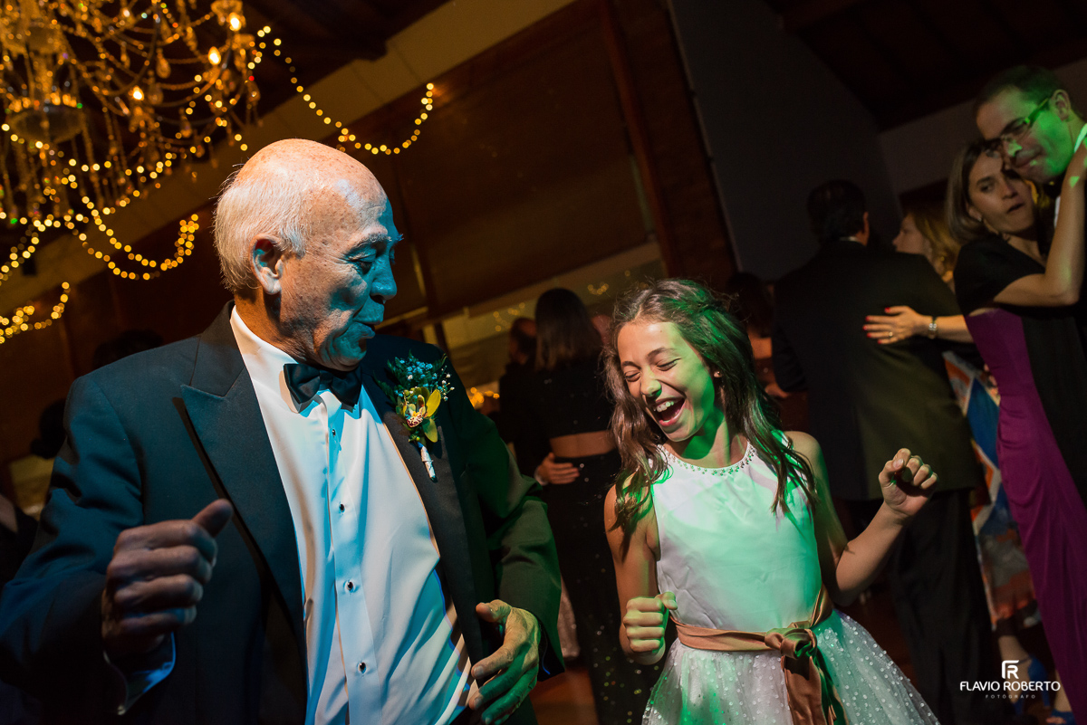 daminha dançando com o vô na festa