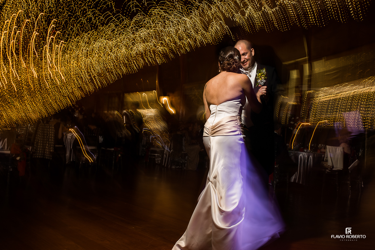 noivos dançando na festa