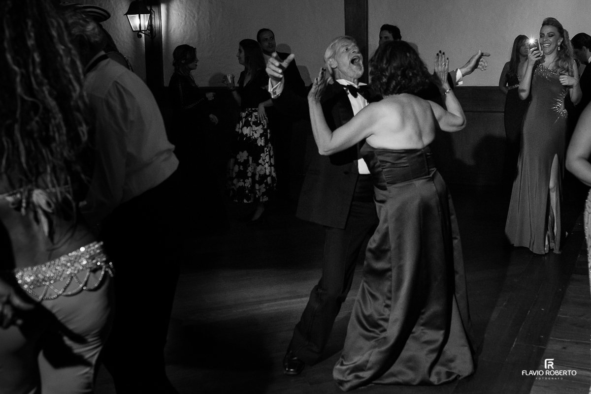 convidados dançando na festa de casamento