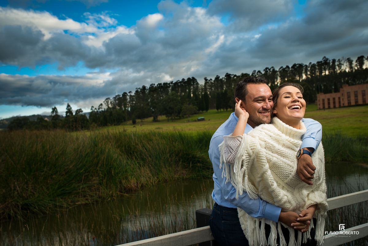 namorados felizes no hotel estelar